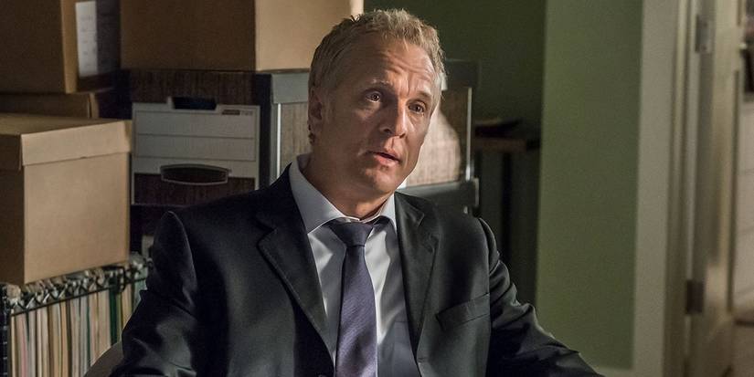 Howard Hamlin com aparência exausta em Better Call Saul