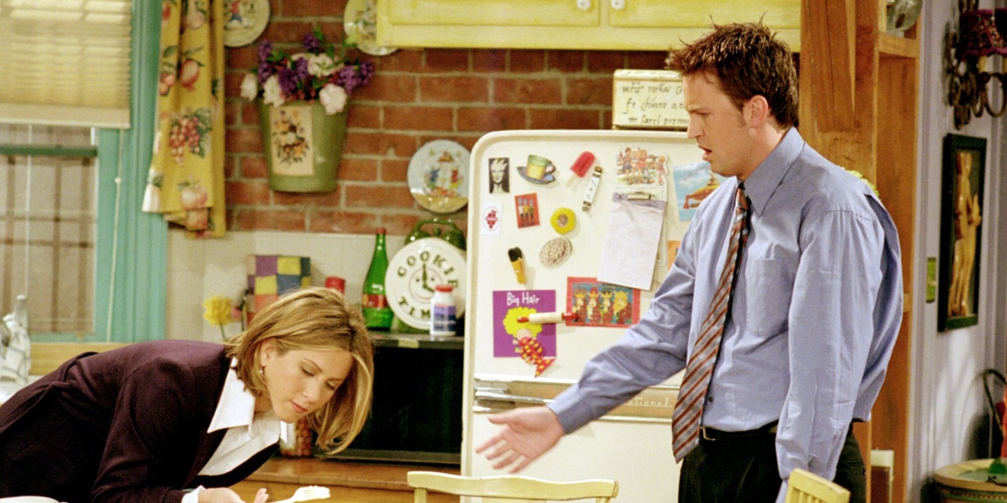 Friends Star Lisa Kudrow Reveals Which CoStar Gave Her A Prop As A Gift