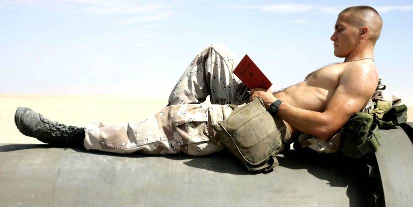 Jarhead-Jake-Gyllenhaal-Reading.jpg