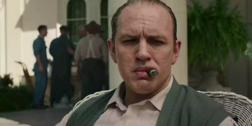 Tom Hardy raucht in Capone