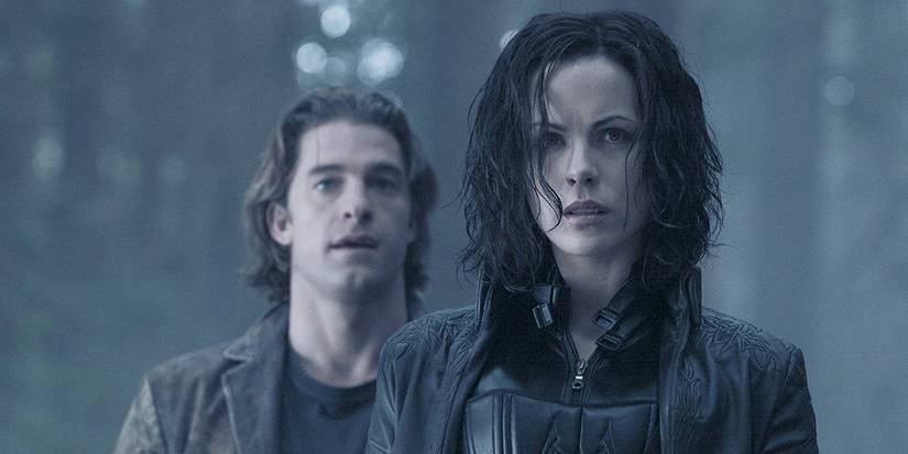 Selen (Kate Beckinsale) and Michael (Scott Speedman) wandering through the forest in Underworld