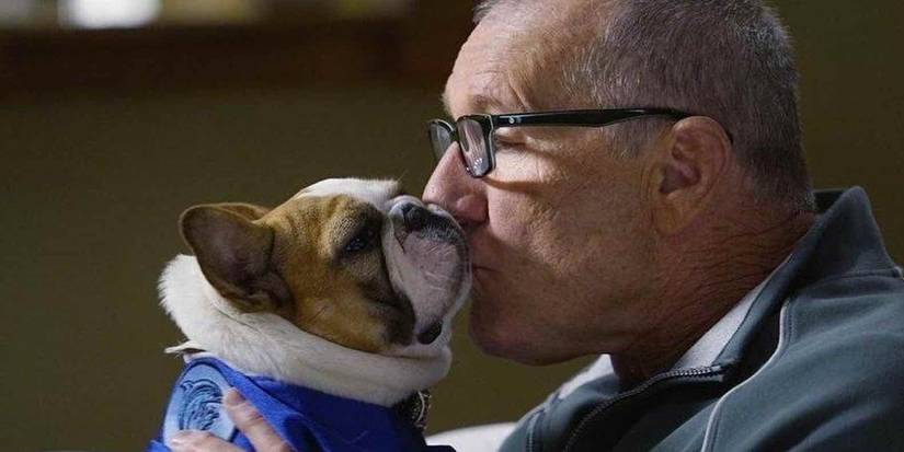 Jay giving Stella kisses in Modern Family