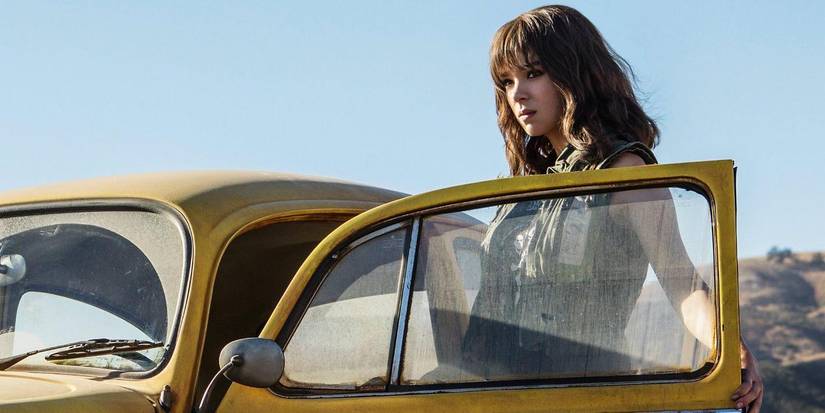 Hailee Steinfeld in Bumblebee, getting into the car