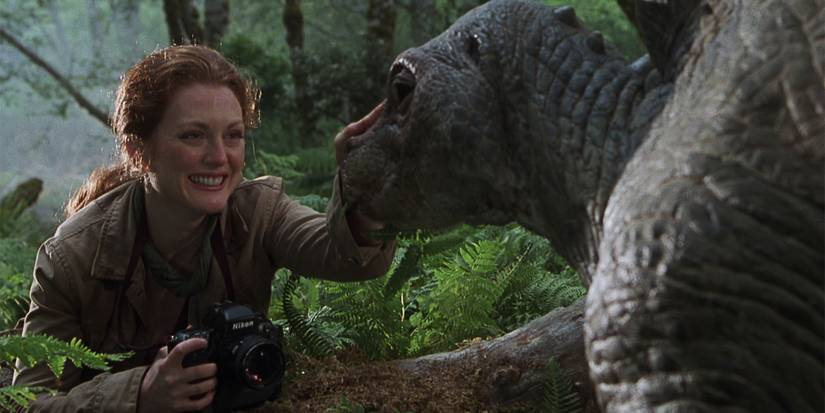 Julianne Moore in The Lost World: Jurassic Park with a dinosaur.