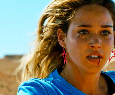 Джен бежит в фильме "Месть" Корали Фаржэт