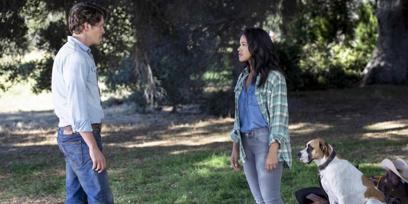 Um homem e uma mulher conversando em Jane the Virgin.