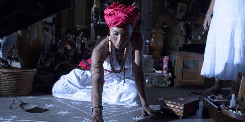 Angela Bassett como Marie Laveau