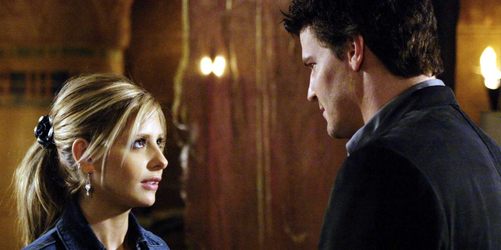 Buffy e Angel se olham em 'Buffy A Caça-Vampiros: O Confronto Final'