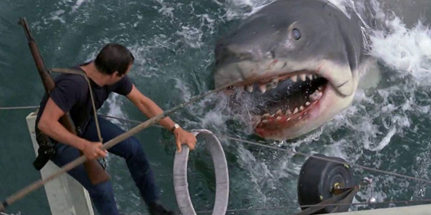 Steven Spielberg 5 Reasons Why Jaws Is His Best Monster Movie (& 5 Why Jurassic Park Is A Close Second)