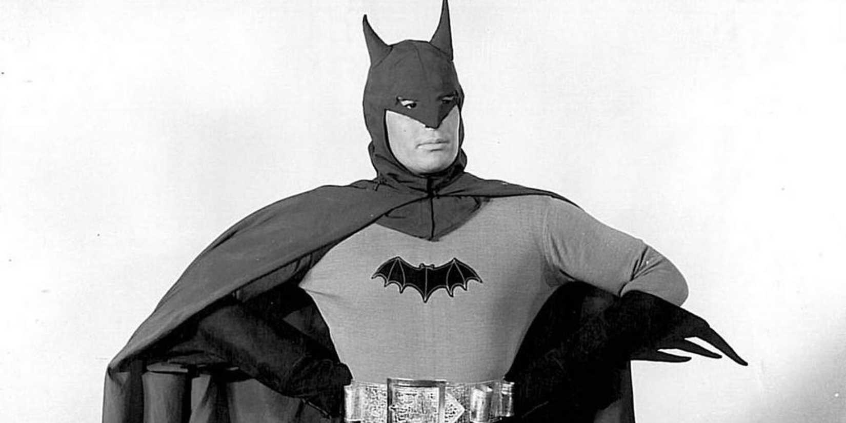 Lewis Wilson como Batman posando heroicamente nos seriados de 1943
