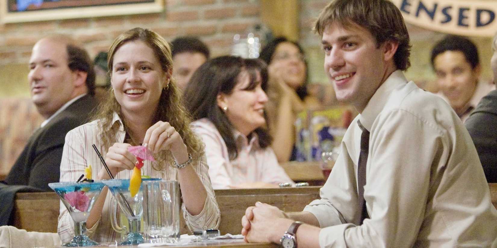 Pam and Jim in Chilis at the Dundies in The Office