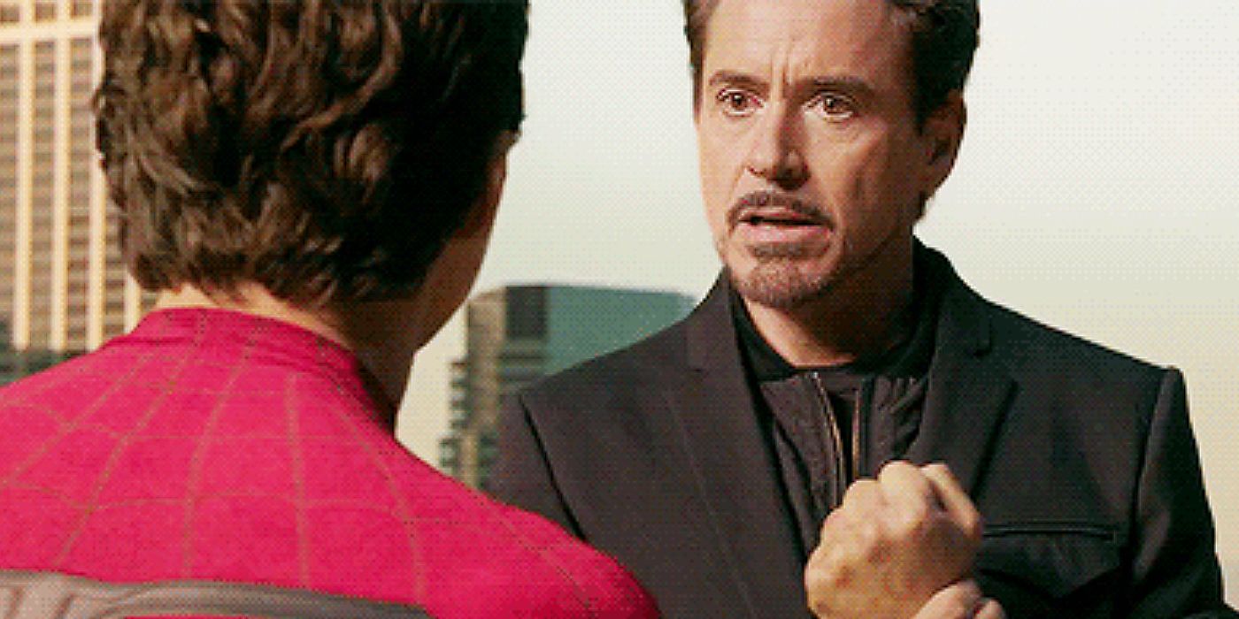 O Homem-Aranha de Tom Holland conversando com Robert Downey Jr como Tony Stark em Homem-Aranha: De Volta ao Lar