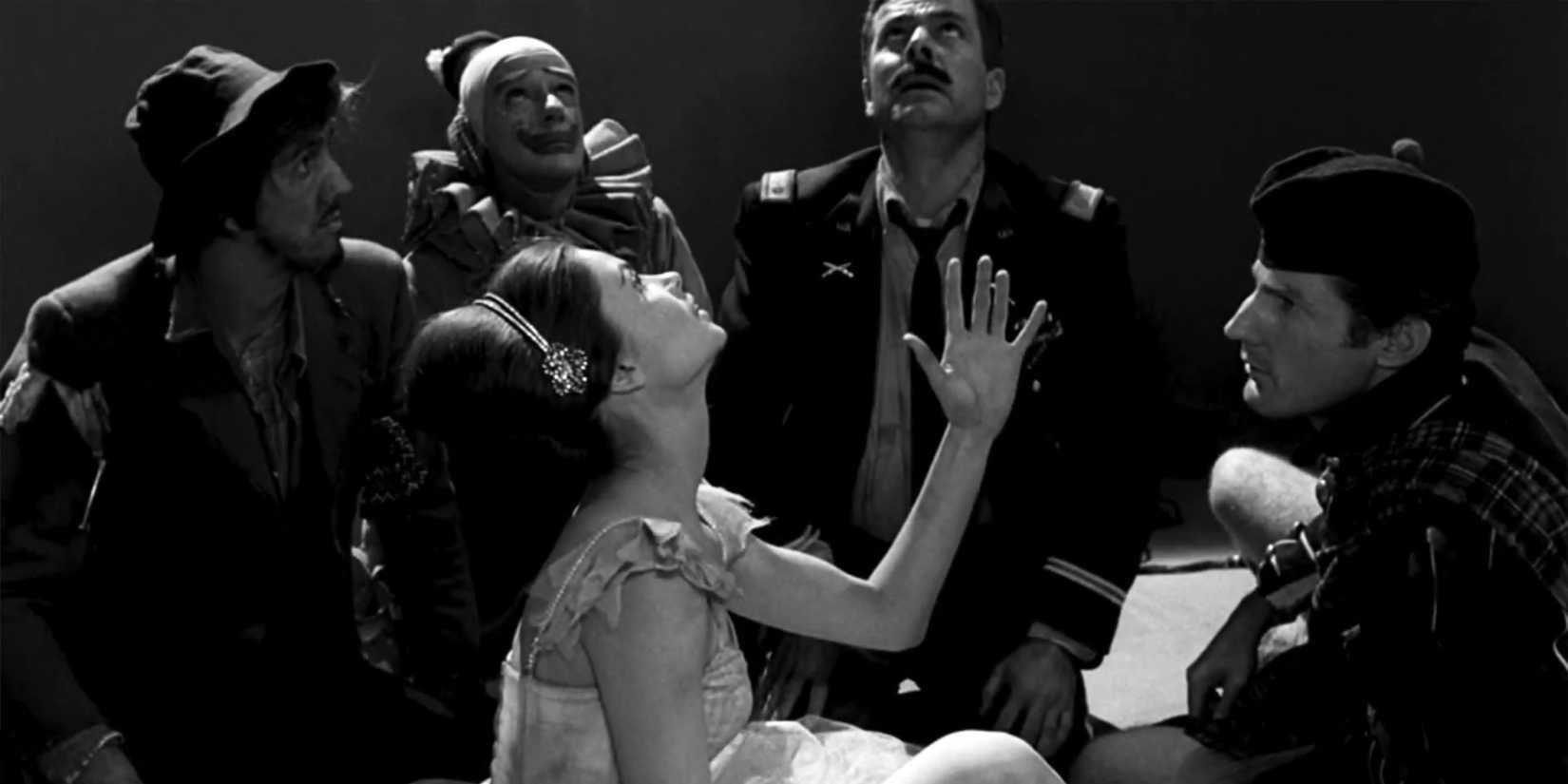 Os cinco estranhos olhando para fora da sala em Five Characters In Search Of An Exit de The Twilight Zone