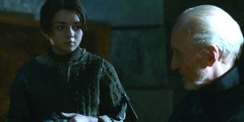 Arya Stark e Tywin Lannister em uma cena de Game of Thrones.