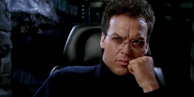 Бэтмен, Майкл Кетон, кладет подбородок на руку