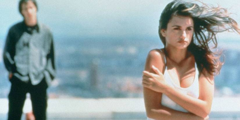 Penélope Cruz as Sofia on the rooftop in Open Your Eyes
