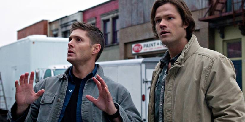 Jared Padalecki's New Netflix Movie Is A Twist On Supernatural's Best Episode 1 Dean and Sam looking confused in Supernatural