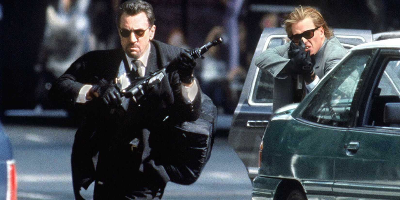 Robert de Niro e Val Kilmer com armas na rua em Heat (1995)