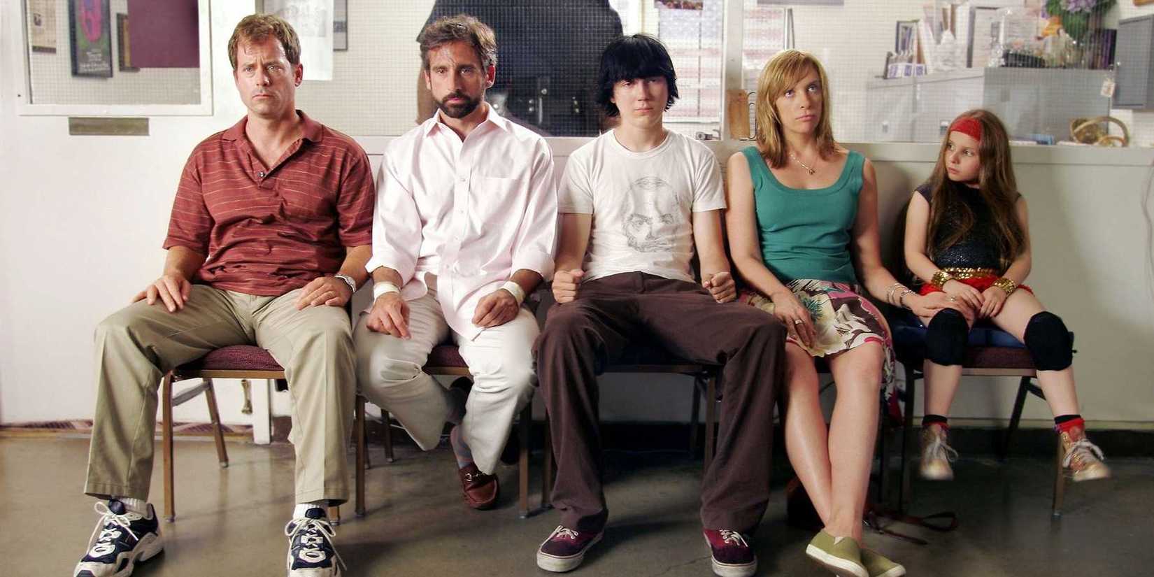 Família com aparência angustiada sentada em uma sala de espera em Pequena Miss Sunshine