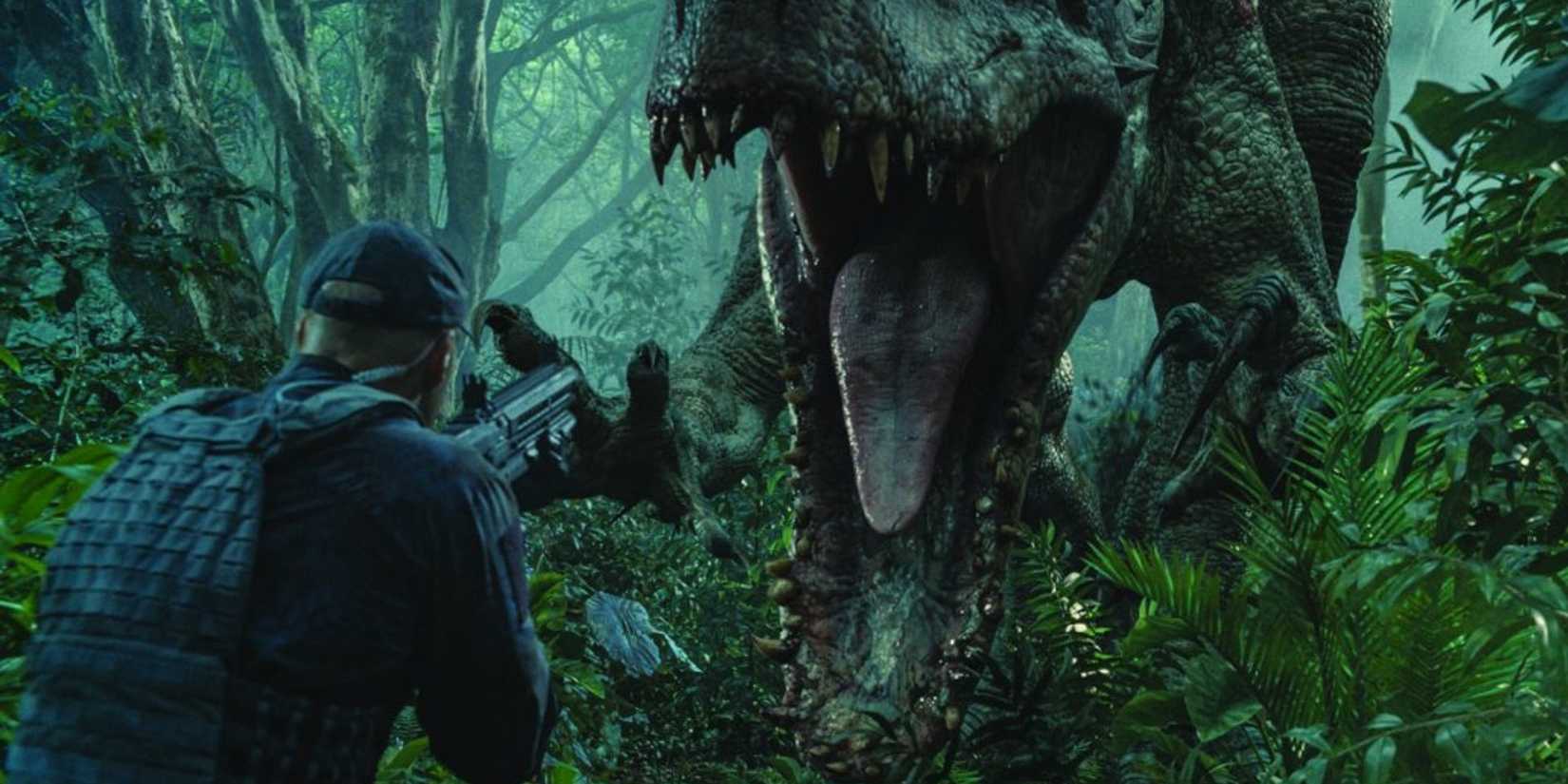 The Indominus Rex attacks a mercenary in Jurᴀssic World