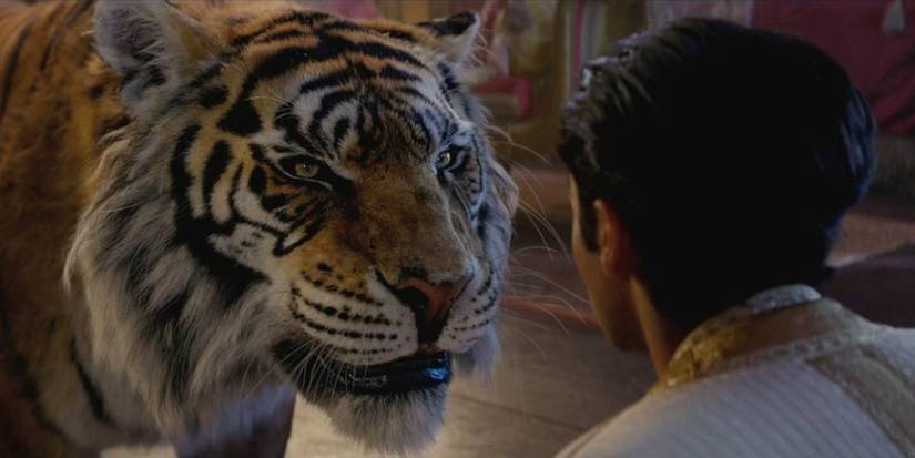 Aladdin: 5 Reasons Abu Is A Better Sidekick (& 5 Why Its Rajah)