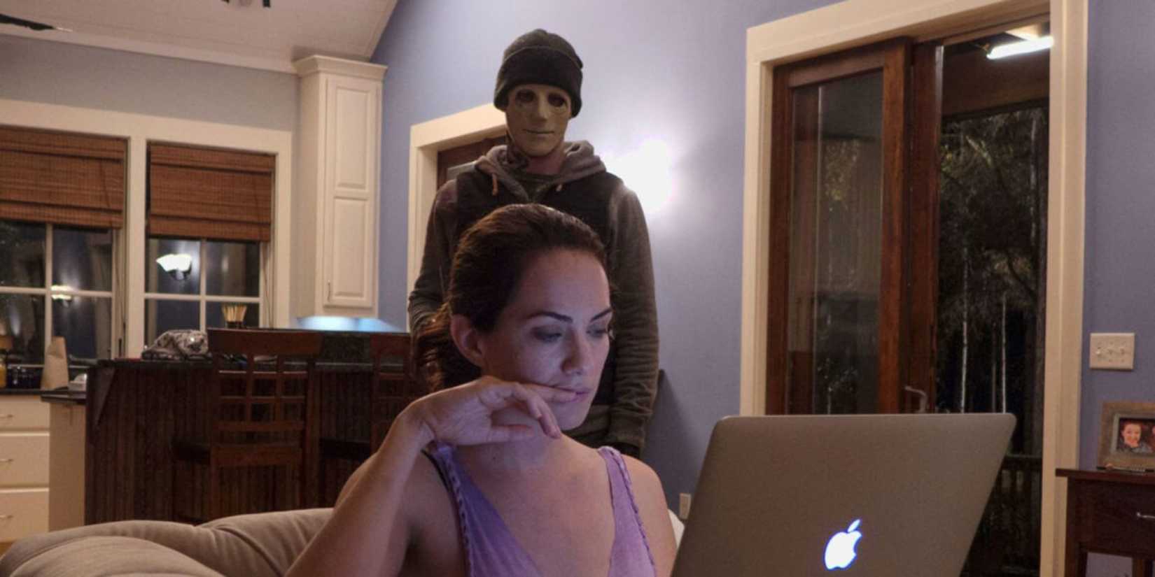 O assassino observando a vítima em Hush (2016)