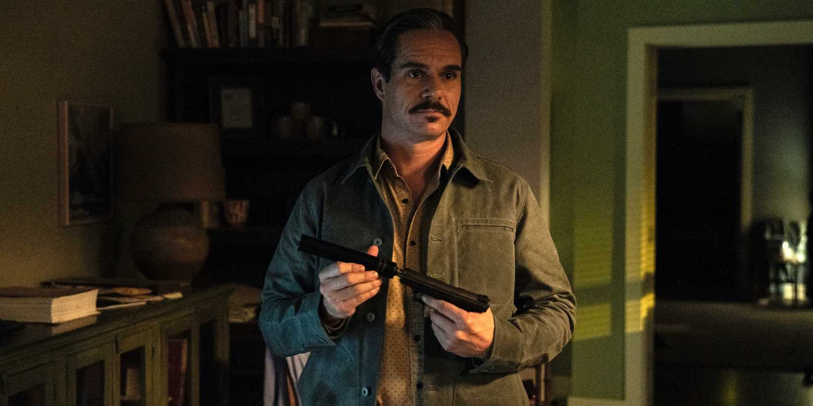 Lalo Salamanca arrumando um silenciador em sua pistola em Better Call Saul