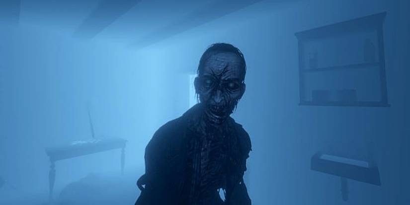 Призрак из игры Phasmophobia смотрит прямо в камеру