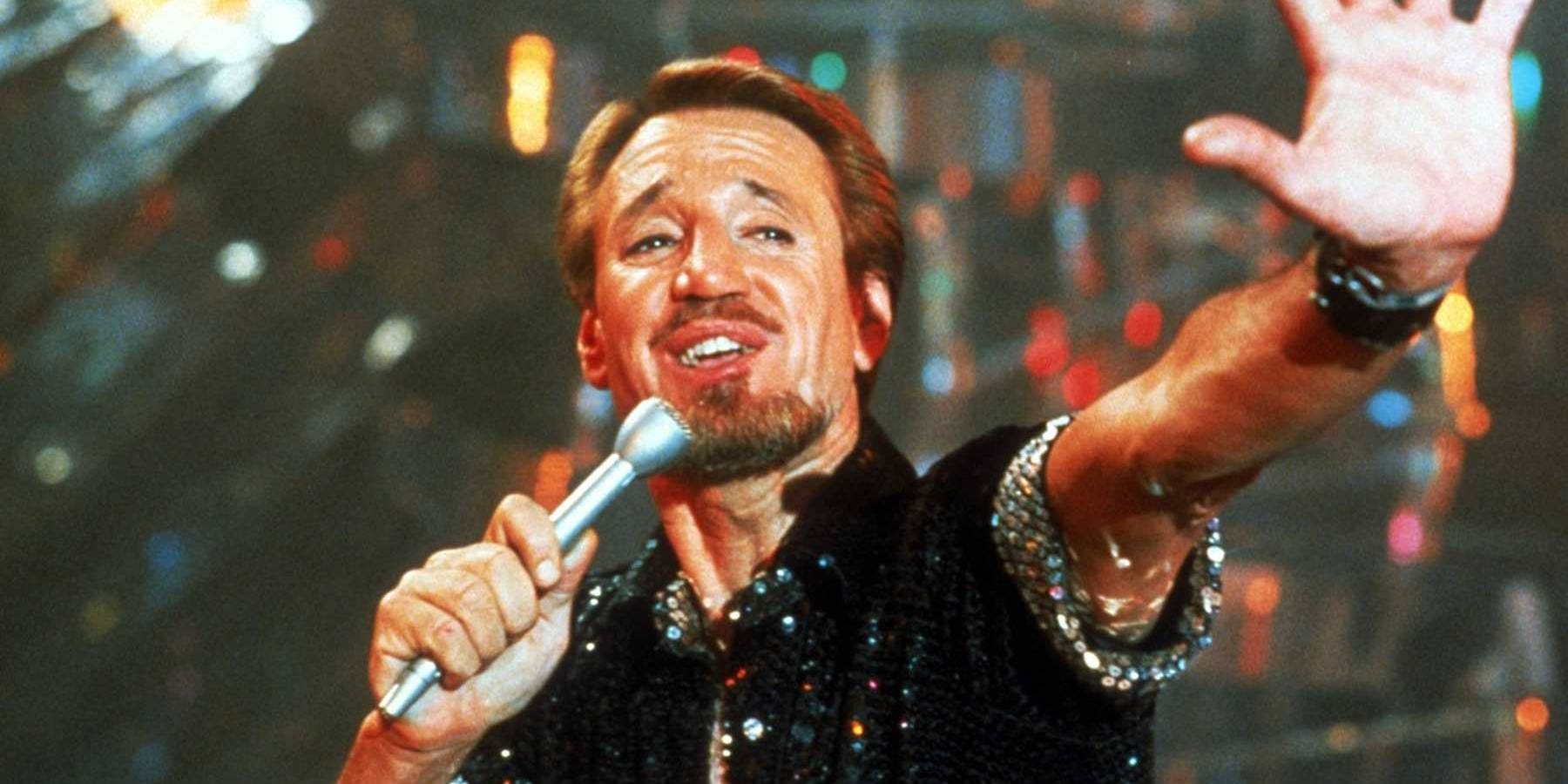 Roy Scheider as Joe Gideon singing on stage in All That Jazz