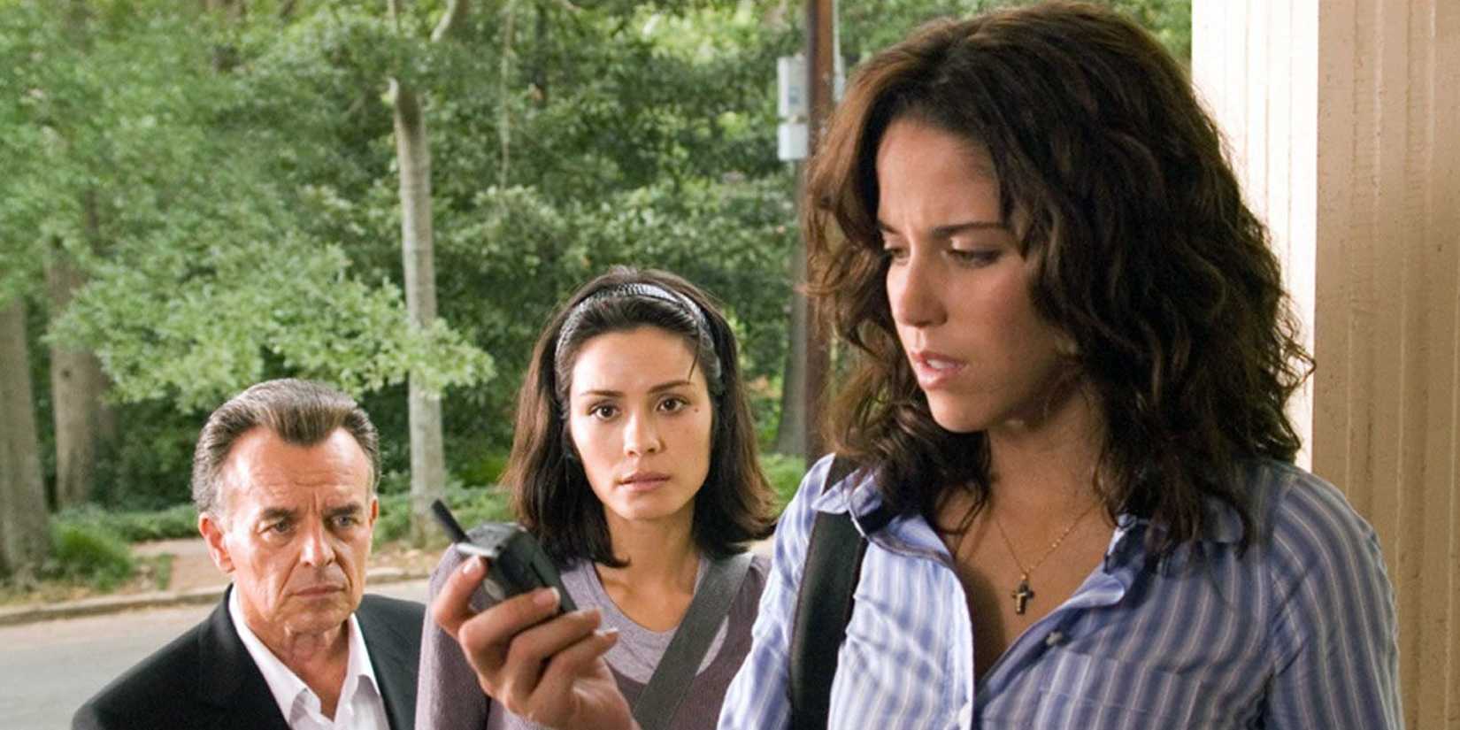 Uma mulher preocupada olha para o telefone em Chamada Perdida 2008