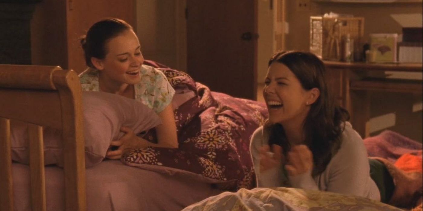 rory and lorelai laughing in yale gilmore girls