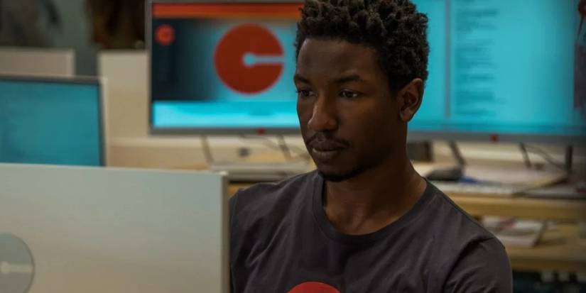 Dan Turner (Mamoudou Athie) em seu computador no arquivo 81