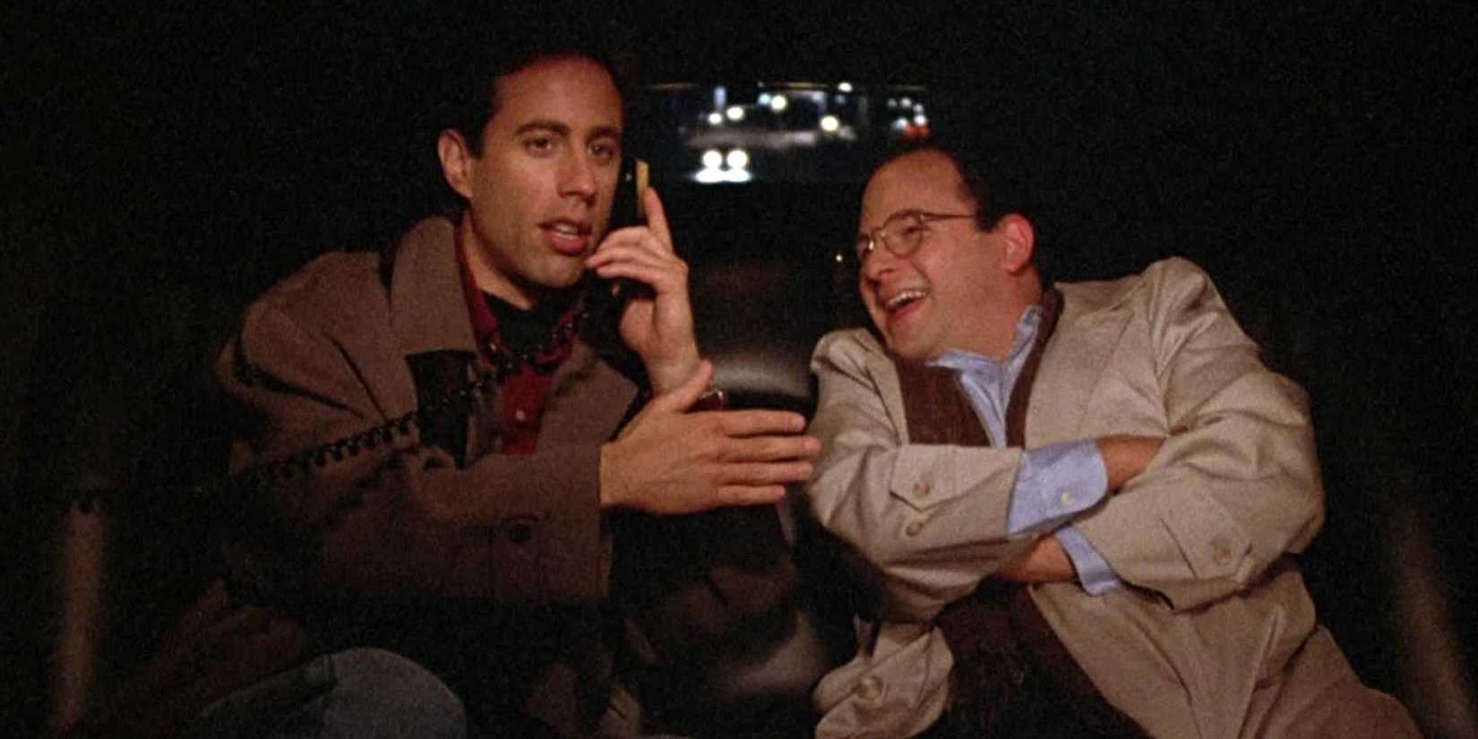 George lacht, während Jerry in einer Limousine in Seinfeld telefoniert.