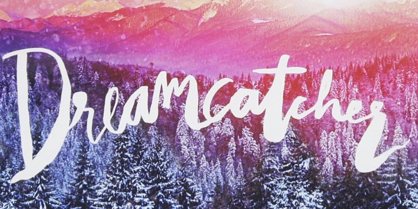 The cover of Stephen King's Dreamcatcher featuring a snowy forest, mountains in the distance, and the title in white.