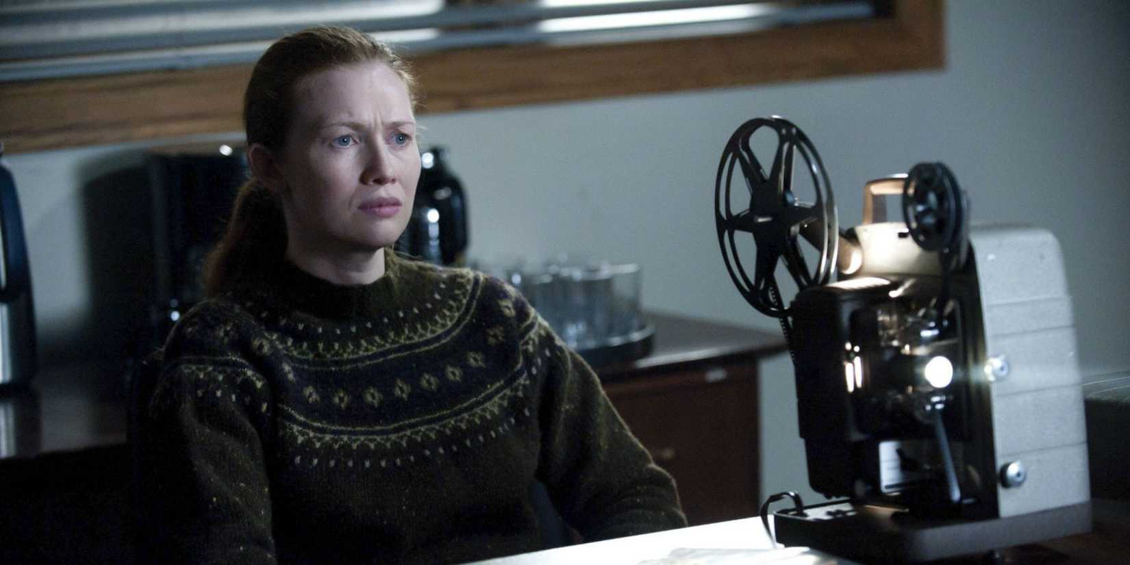 Mireille Enos como Sarah Linden em The Killing