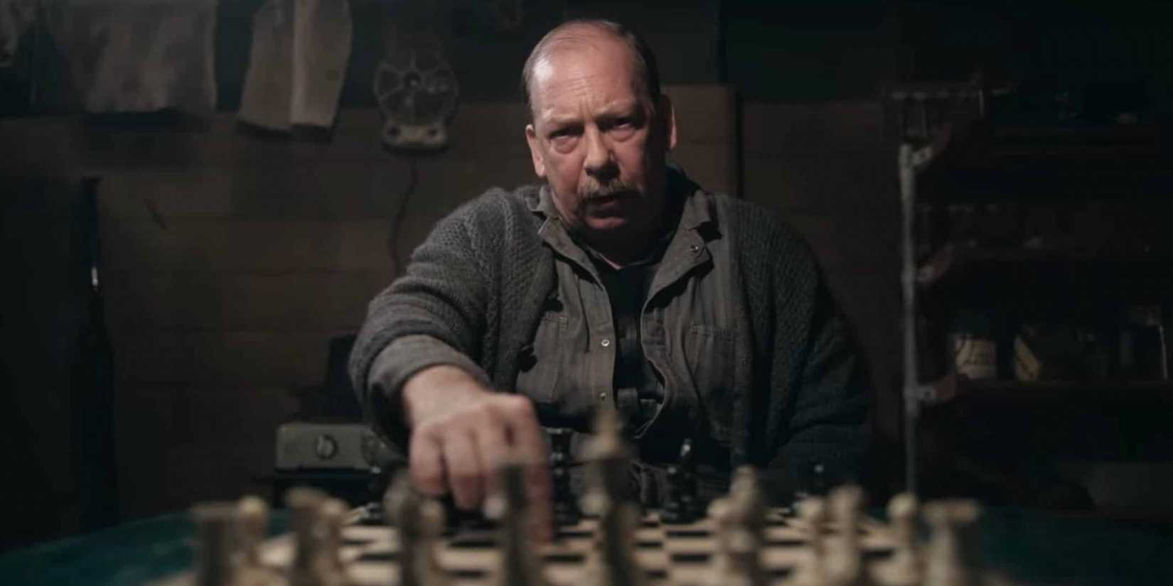 William Shaibel (Bill Camp) em cena de The Queen's Gambit na Netflix.