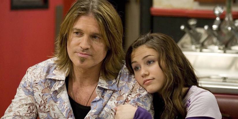 Miley Stewart (Miley Cyrus) se apoia no ombro de seu pai Robbie Ray Stewart (Billy Ray Cyrus) em Hannah Montana.