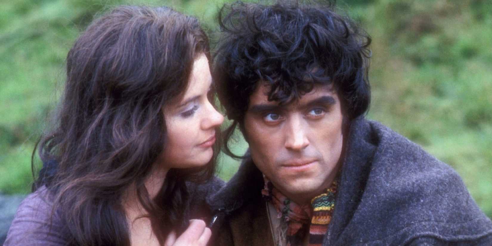 Cathy und Heathcliff auf einem Hügel im Film Wuthering Heights von 1967.