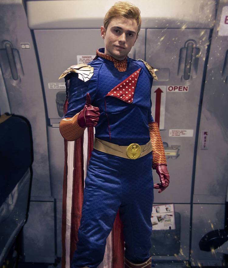 The Boys: 10 Homelander Cosplay That Look Just Like The Show