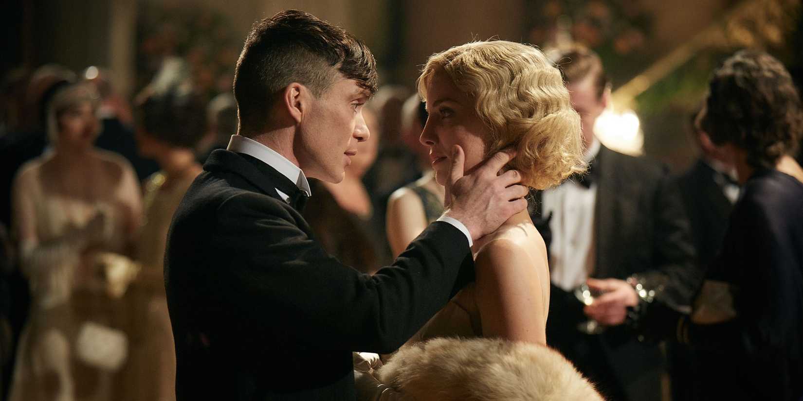 Tommy (Cillian Murphy) tocando o rosto de Grace (Annabelle Wallis) em Peaky Blinders
