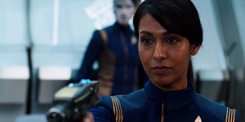Rekha Sharma as Landry pointing a gun in Star Trek Discovery