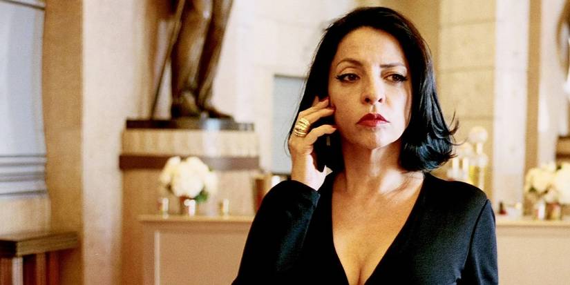 Veronica Falcón como Camila Vargas ao telefone em Queen of the South