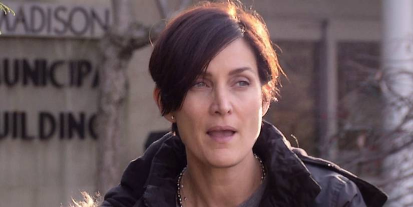 Detective Shaw (Carrie-Anne Moss) talking to someone in The Bye Bye Man