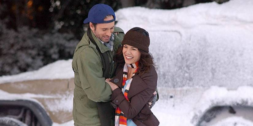 Luke e Lorelai patinando juntos ao ar livre na neve em Gilmore Girls