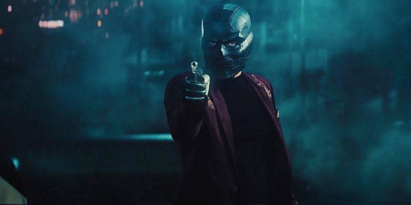 Ewan McGregor As Black Mask points a gun in Birds of Prey