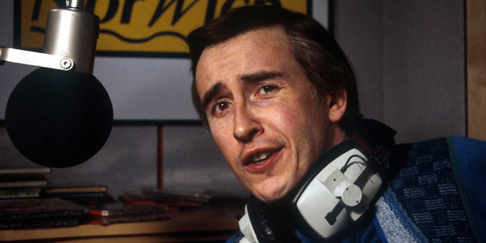 Alan Partridge em uma cabine de gravação em I'm Alan Partridge
