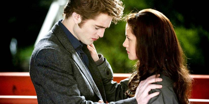 Bella e Edward se abraçando em New Moon.