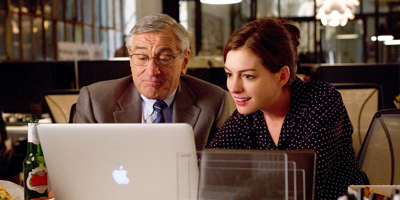 Robert De Niro e Anne Hathaway em 'Um Senhor Estagiário'.