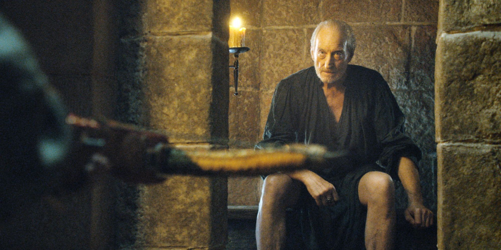 Tywin Lannister facing Tyrion, who wields a crossbow, in Game of Thrones season 4, episode 10