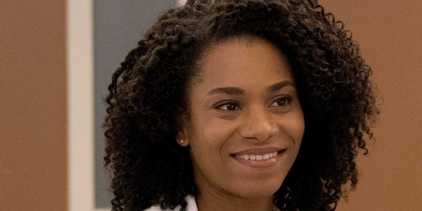 Grey's Amatomy Maggie Pierce smiling
